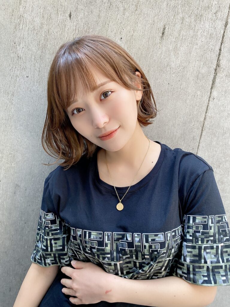 透明感ベージュ×くびれ外ハネボブ